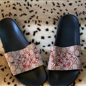 barely worn gucci slides, great condition, barely touched